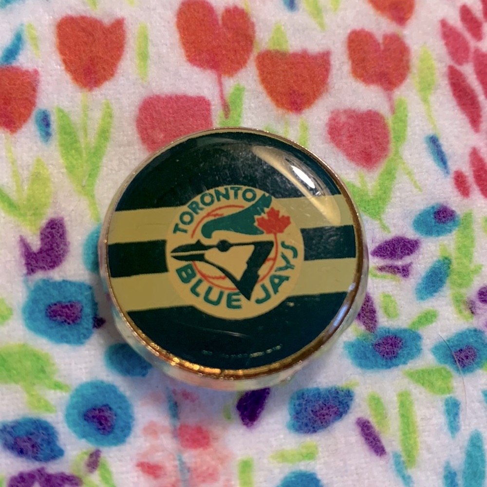 Vintage ⚾️ Toronto Blue Jays pin (great bundle item)